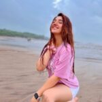 Ashnoor Kaur Instagram – The best kinda mornings🤍 #BeachBaby