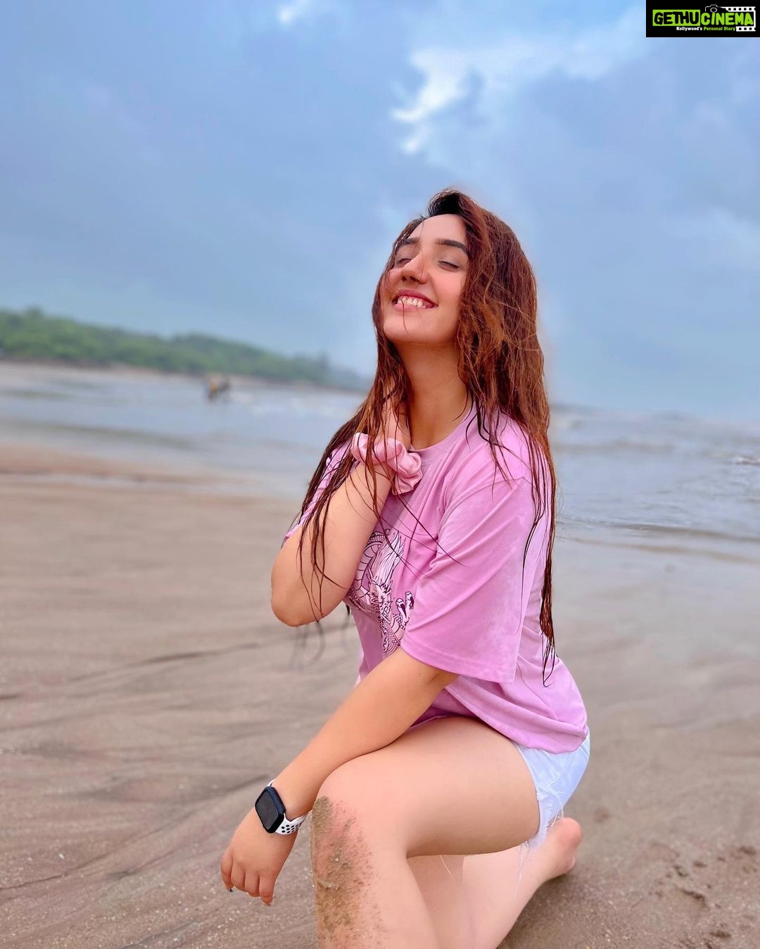 Ashnoor Kaur Instagram - The best kinda mornings🤍 #BeachBaby