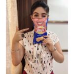 Ashnoor Kaur Instagram - Face every situation with a big smile because what you feel becomes your reality! I choose joy over all emotions each day, every day! So, here’s me sharing my joyful smile to spread joy in all your lives! Join the #SmileDekeDekho movement with me and help spread some contagious smiles by sharing in the comments below what brings you joy! @lays_india #SmileWithLays