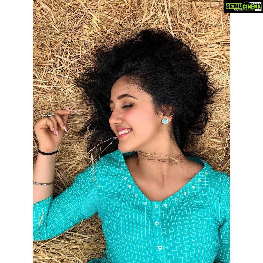 Ashnoor Kaur Instagram - Hey, hay!😁❤️❤️ #NatureLover #LiveLife #loveyourself #enjoylife