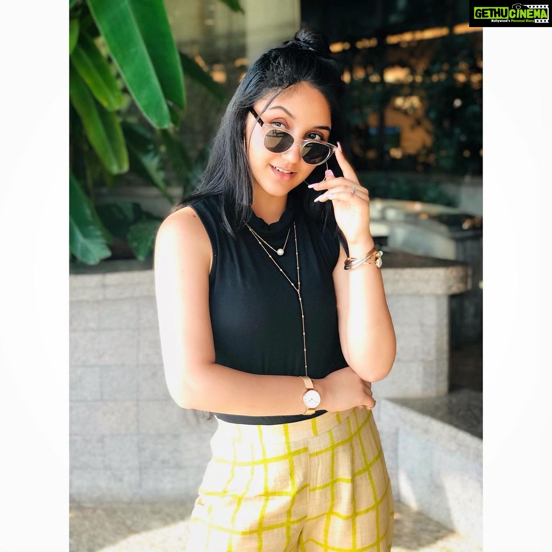 Ashnoor Kaur Instagram - And everybody’s watching her, But she’s looking at youuu❤️ #lyricscaption #AshnoorStyleDiaries