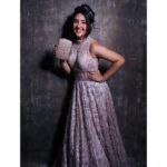 Ashnoor Kaur Instagram - Laugh, laugh till your stomach hurts😁💕 At the #GoldAwards2019 Styled by- @khushboosamwani Outfit - @kalkifashion Jewels- @kalkifashion HMUA- @dreambeautyparlour 📸- @smilepleasephotographyy #WhatIWore #Gown #AwardsNight #AshnoorStyleDiaries