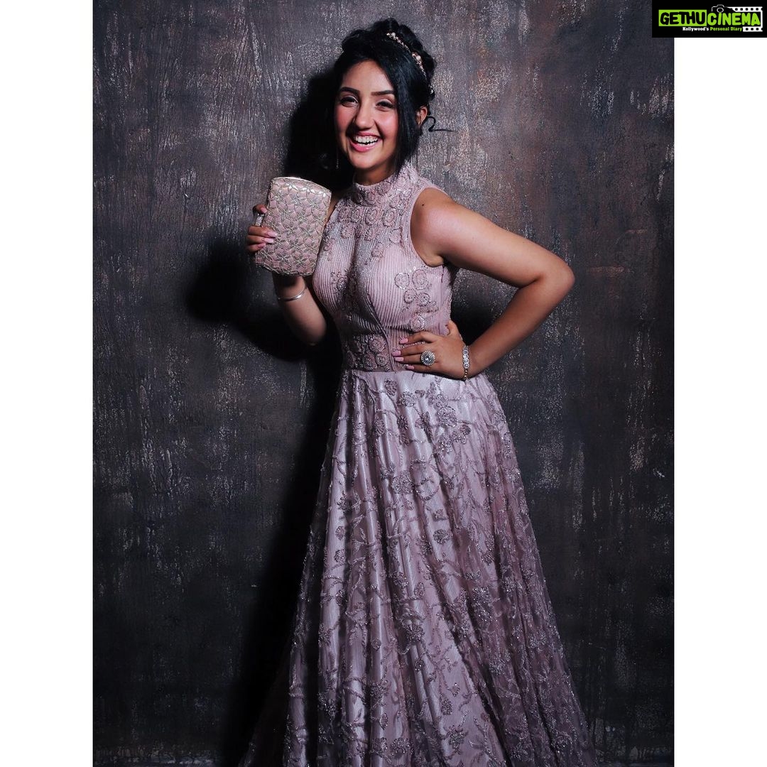 Ashnoor Kaur Instagram - Laugh, laugh till your stomach hurts😁💕 At the #GoldAwards2019 Styled by- @khushboosamwani Outfit - @kalkifashion Jewels- @kalkifashion HMUA- @dreambeautyparlour 📸- @smilepleasephotographyy #WhatIWore #Gown #AwardsNight #AshnoorStyleDiaries