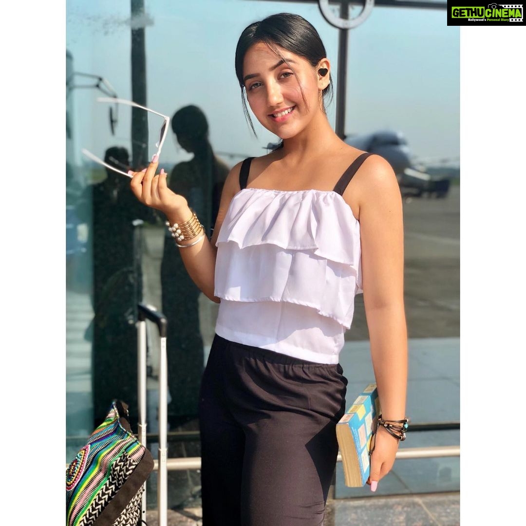 Ashnoor Kaur Instagram - Smile- The best makeup any girl can wear😊❤️ . . #AirportLook #AshnoorStyleDiaries #KeepSmiling #AllSmiles #StayHappy #FreshLook Smile World