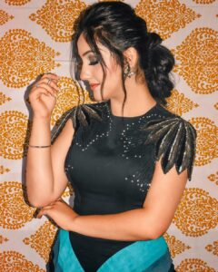Ashnoor Kaur Instagram - God n goals... Growing n glowing✨ . . #WhatIWore for the #ita2019 ♥️ Outfit by - @anshukhathuriaofficial styled by - @shrishtimunka Assisted by - @drashtidiwan Jewellery by - @the_jewel_gallery HMUA by - @bellefemme_studio Edited by - @kellansworld 📸 by - @shubham_hastekar Had a fabulous time in Indore with a fair of actors, at the 19th ita awards! Congratulations on the massive show, and also thanks @anuranjan1010 Ma’am for having me and also have me perform at @theita2019 awards for the first time♥️ Indore, India