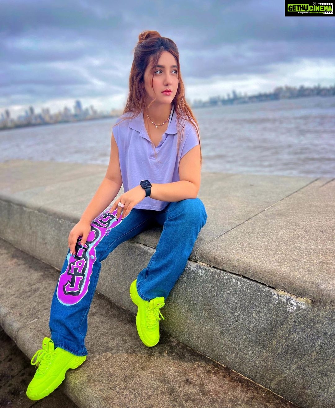 Ashnoor Kaur Instagram - Rainy days >>>💜 BomBae