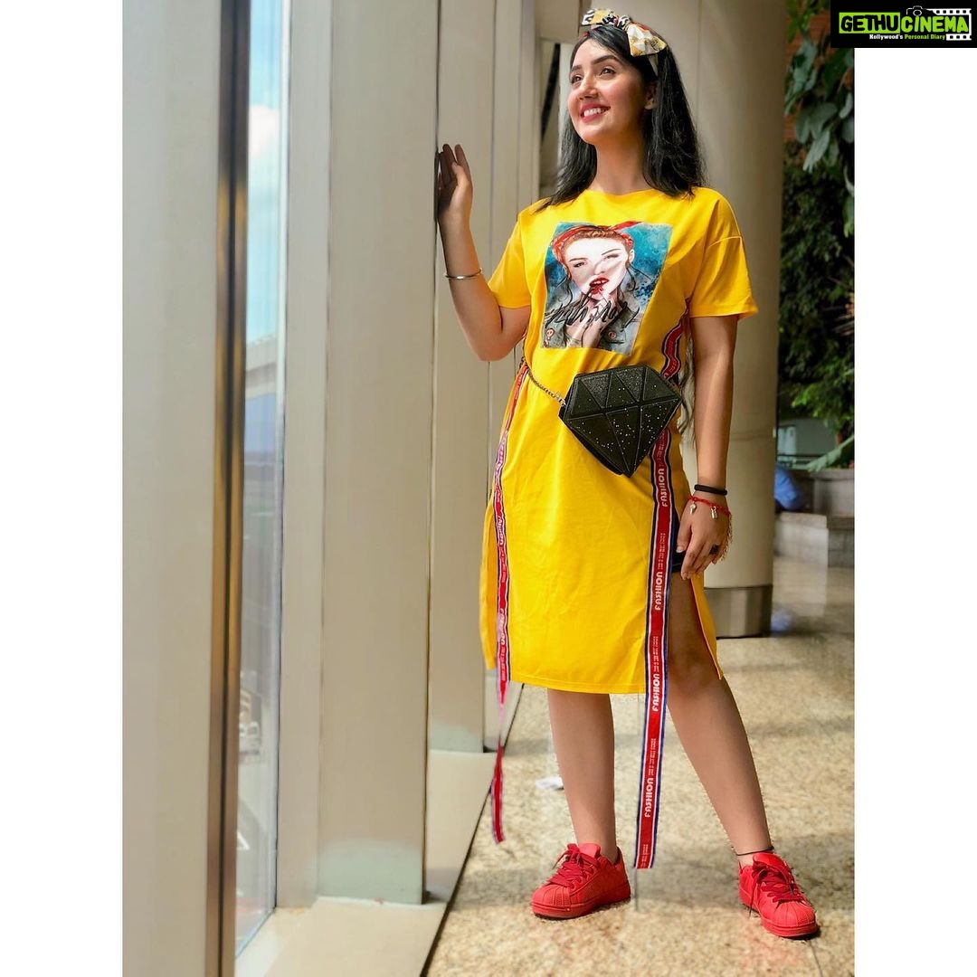 Ashnoor Kaur Instagram - Bom✈️Dubai Guess for what?😬 #SomethingComingUp . . #MyAirportLook #WhatIWore Outfit by @_mad_over_accessories 📸 by @kauravneet79 Mumbai International Airport