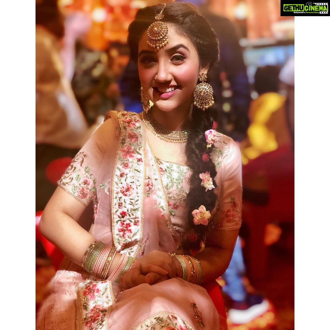 Ashnoor Kaur Instagram - Kahin dhoop, kahin chhaaon... Lekin chalta hai, (complete the sentence😁) . . Also, tell me your ‘Koi Nahi’ story and use the hashtag #KoiNahi😁
