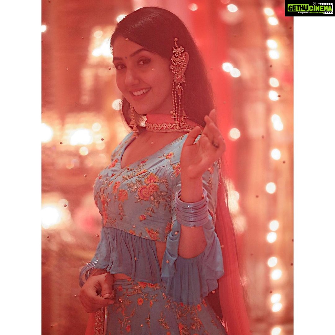 Ashnoor Kaur Instagram - Parde mein rehne do, Parda na uthao... Parda uth gaya toh? . . #ashnoorstylediaries #parda #indianwear #indianfashion #bts #patialababes #betweentheshots #pardekepeeche