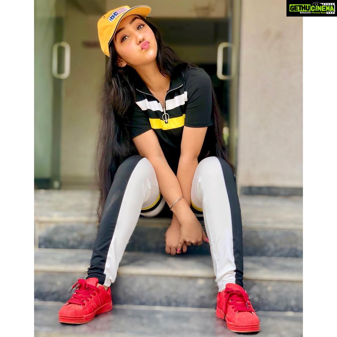 Ashnoor Kaur Instagram - Wishing you all a good day fam❣️ . . #goofyme #mebeingme #ashnoorstylediaries #instatoday #casualfashion #haveagreatday
