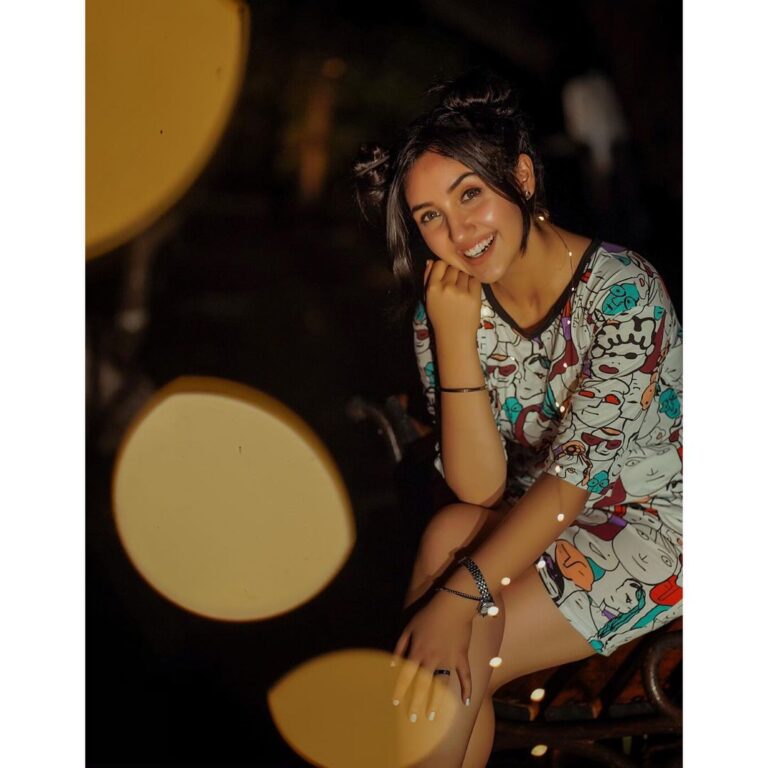 Ashnoor Kaur Instagram - Magic happens to those who believe in it✨ . . 📸 by @amit_dey_photography Curated by @fin.network