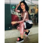 Ashnoor Kaur Instagram - Just a closer look👀 . . 📸 by @kauravneet79 #MyAirportLook #Metallic #MetallicLook #ashnoorstylediaries #AirportLook #AirportFashion #MetallicFashion #airportdiairies #TravelDiaries