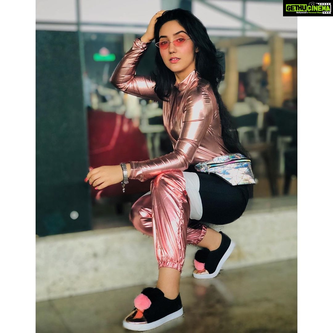 Ashnoor Kaur Instagram - Just a closer look👀 . . 📸 by @kauravneet79 #MyAirportLook #Metallic #MetallicLook #ashnoorstylediaries #AirportLook #AirportFashion #MetallicFashion #airportdiairies #TravelDiaries