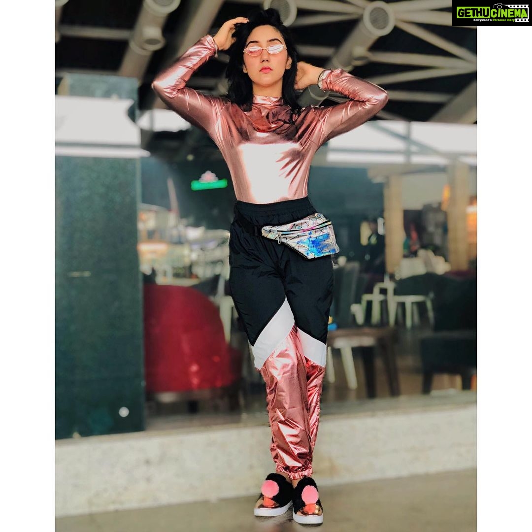 Ashnoor Kaur Instagram - #MyAirportLook Bom✈️Del Do you like metallic? . . 📸 by @kauravneet79 #metallic #metalliclook #ashnoorstylediaries #airportlook Mumbai - New Delhi Airport