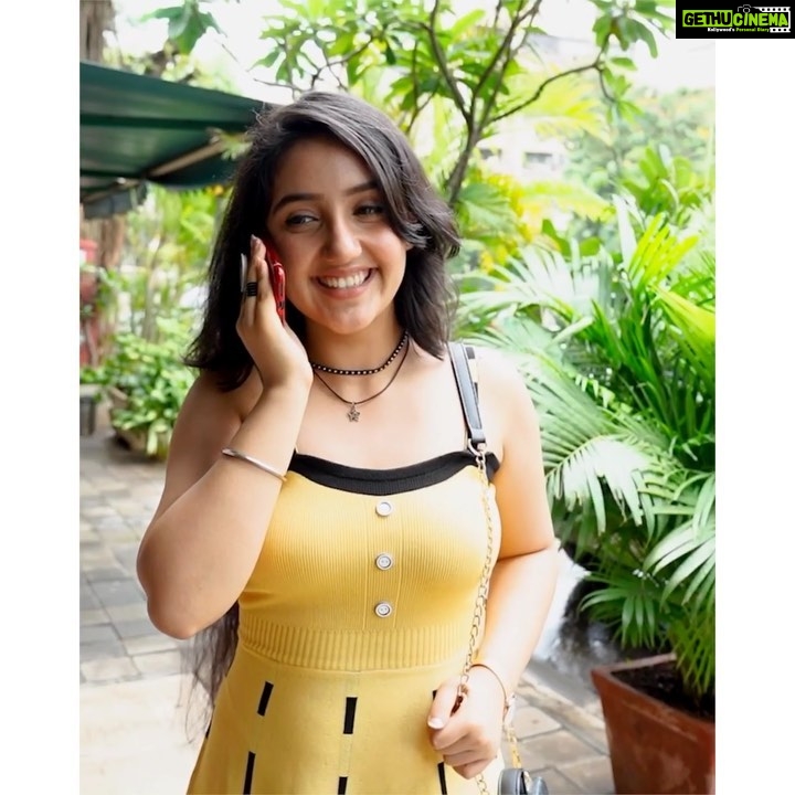 Ashnoor Kaur Instagram - Nothing brings people together than good food. Wishing all my friends a very Happy Friendship's Day! Now EAT FULL. PAY HALF with your family and friends cause' @dineout_india is back with its Great Indian Restaurant Festival (GIRF), in which you can avail Flat 50% off at 8000+ restaurants! This offer is valid from 1st August to 1st September. Download Dineout App now and use my code: ASHNOOR to get Rs. 200 on Signup. #GIRF2019 #MonthOfMore #defodiodigital Aromas Cafe & Bistro Oshiwara