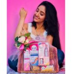 Ashnoor Kaur Instagram - GIVEAWAY Alert! 😍 My hectic shoot schedule doesnt allow me to go to parlors, and honestly I cant bear the pain of hot wax! Thanks to #Veet5in1 Hair Removal Cream. It helps me stay groomed at all times! It’s time all you lovely ladies make Veet a part of your life as well and here’s one beautiful hamper that one of you can win!🌸 . All you’ve to do is: 1- Follow @veetindia. 2- Tag your three friends in the comments below and tell us your #VeetStory? . . One lucky girl stands a chance to win! (Winner to be announced on 6th of August) #justveetit #veet5in1 #giveaway #veet