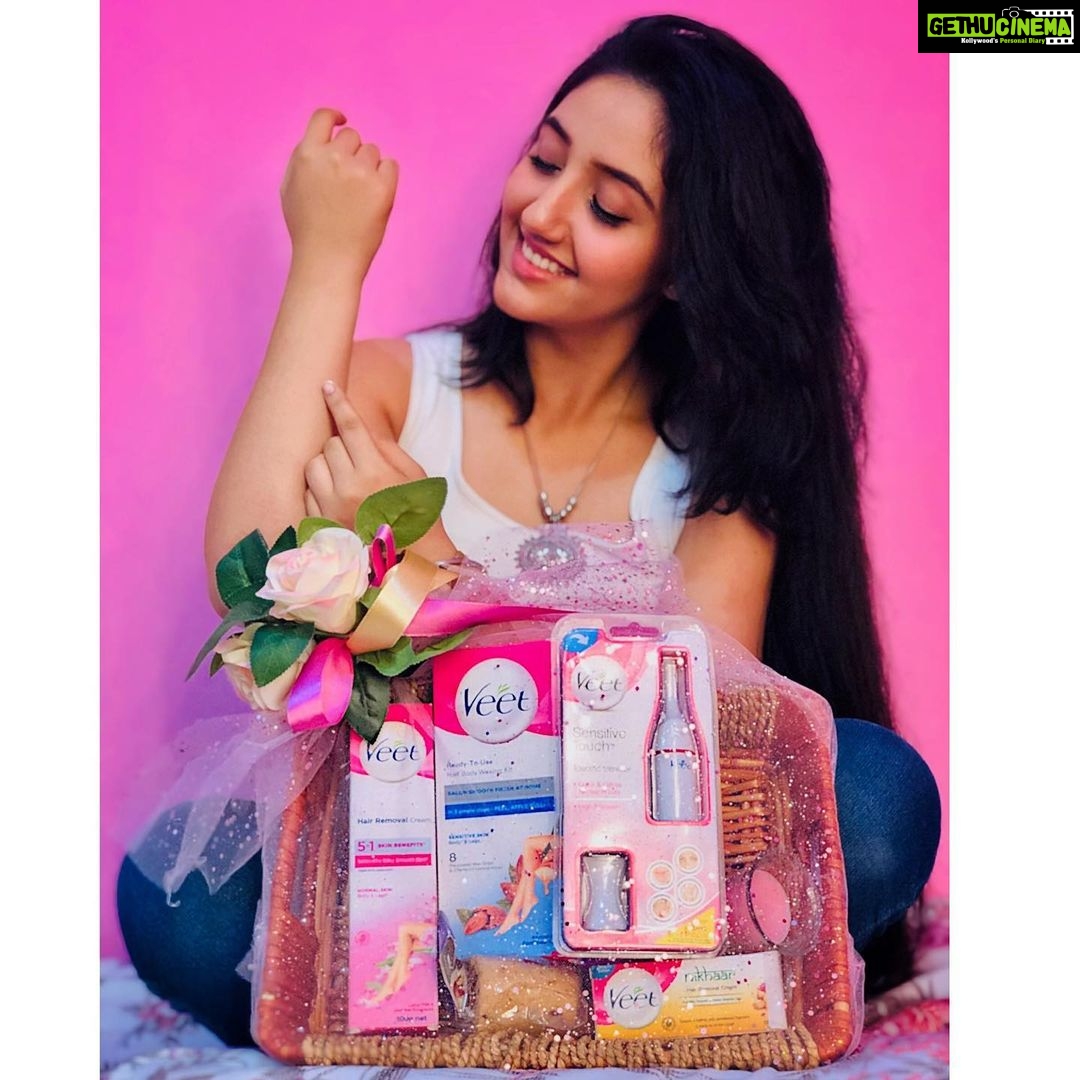 Ashnoor Kaur Instagram - GIVEAWAY Alert! 😍 My hectic shoot schedule doesnt allow me to go to parlors, and honestly I cant bear the pain of hot wax! Thanks to #Veet5in1 Hair Removal Cream. It helps me stay groomed at all times! It’s time all you lovely ladies make Veet a part of your life as well and here’s one beautiful hamper that one of you can win!🌸 . All you’ve to do is: 1- Follow @veetindia. 2- Tag your three friends in the comments below and tell us your #VeetStory? . . One lucky girl stands a chance to win! (Winner to be announced on 6th of August) #justveetit #veet5in1 #giveaway #veet