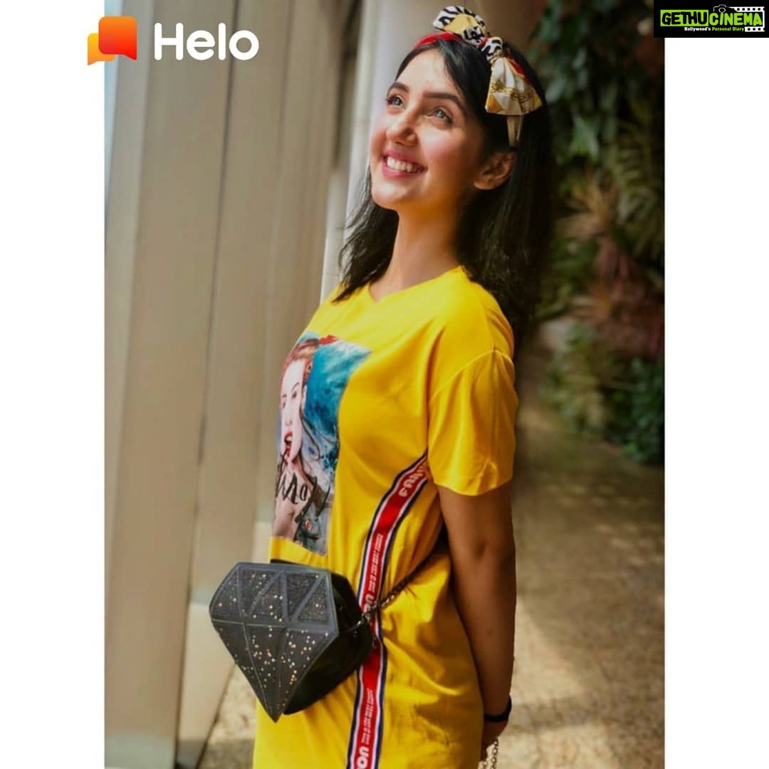 Ashnoor Kaur Instagram - Like Oh la la la💛 . . 1,2,3 or 4? For more exclusive pictures and videos, check out my account on the @helo_indiaofficial #yellowfashion #heloapp #ashnoorstylediaries