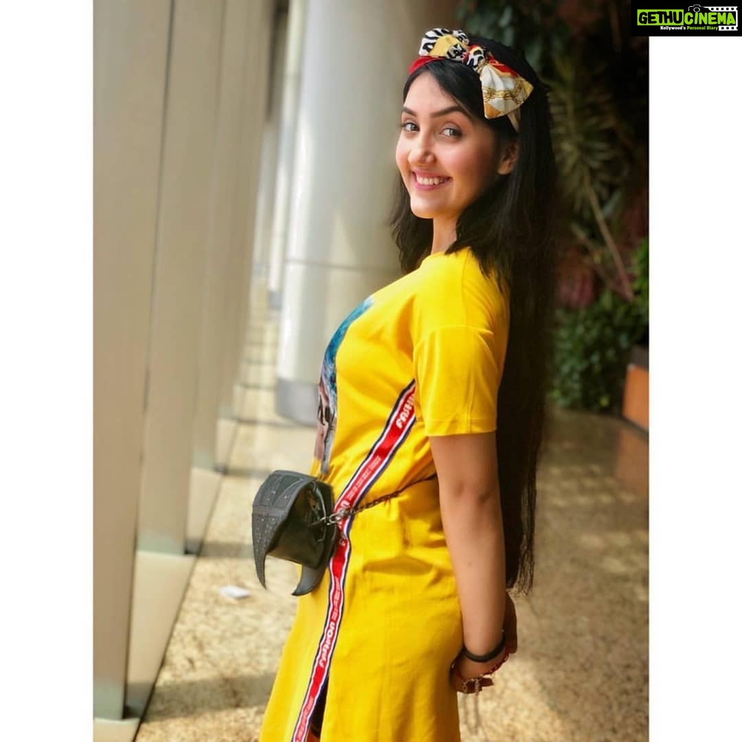 Ashnoor Kaur Instagram - Like Oh la la la💛 . . 1,2,3 or 4? For more exclusive pictures and videos, check out my account on the @helo_indiaofficial #yellowfashion #heloapp #ashnoorstylediaries