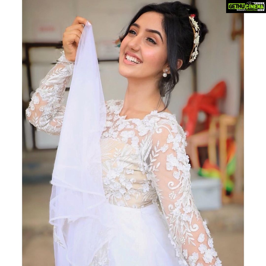 Ashnoor Kaur Instagram - Be you. Find you. Love you❤️ . . #loveyourself #ashnoorstylediaries #whitefashion #whitegown #smile
