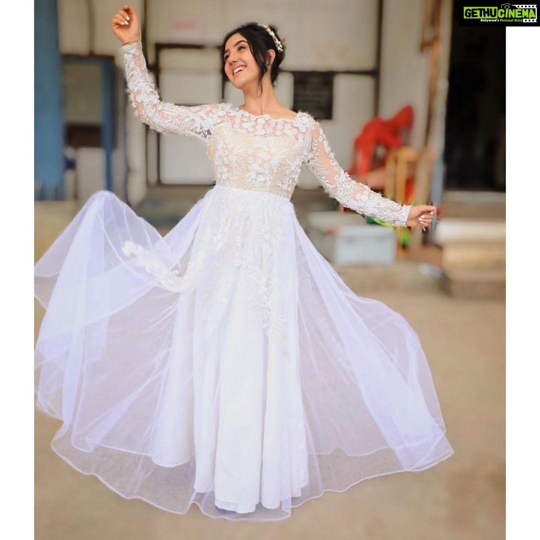 Ashnoor Kaur Instagram - The best thing I ever did was to believe in me✨❤️ . . #loveyourself #believeinyourself #whitegown #whitefashion #smile #ashnoorstylediaries #ashnoorkaur #flow