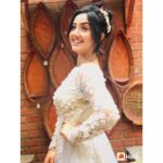 Ashnoor Kaur Instagram - Stay away from people who make you feel you’re hard to love❤️ #LoveYourself . . #ashnoorstylediaries #patialababes #BTS #ashnoorkaur #BePrettyOnTheInside #WhiteFashion #White #Smile #Peace @helo_app