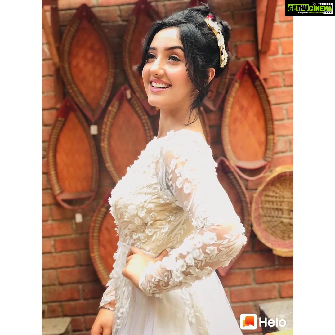 Ashnoor Kaur Instagram - Stay away from people who make you feel you’re hard to love❤️ #LoveYourself . . #ashnoorstylediaries #patialababes #BTS #ashnoorkaur #BePrettyOnTheInside #WhiteFashion #White #Smile #Peace @helo_app