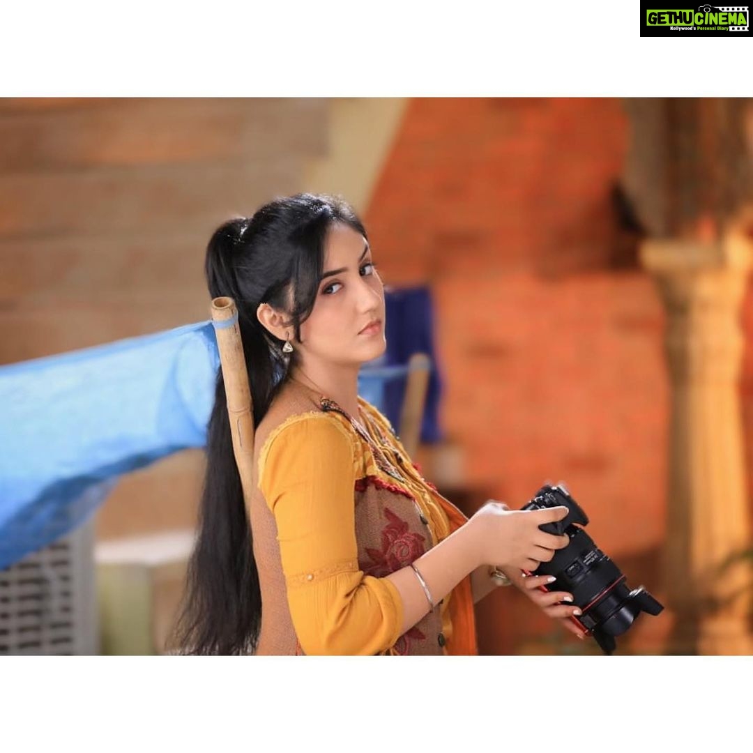Ashnoor Kaur Instagram - Comment the best memes on this one! Let’s see how creative my fam can get😁 The best ones will be liked! . . #ashnoorkaur #PatialaBabes #BTS
