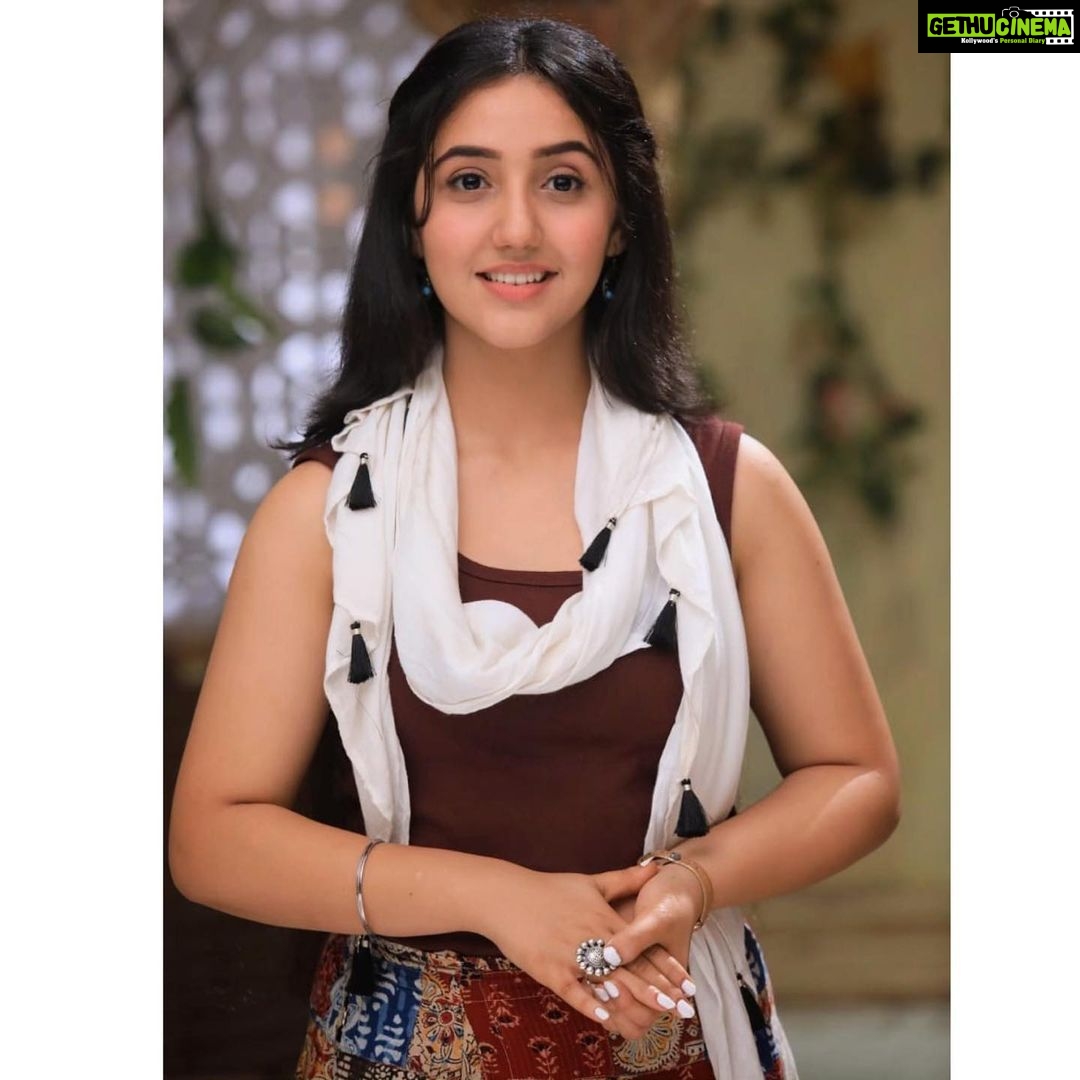 Ashnoor Kaur Instagram - Caption it❤️ . . #smile #patialababes #bts #ashnoorkaur #indowesternfashion #casualfashion