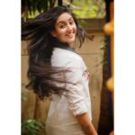 Ashnoor Kaur Instagram - Surakshit kaale mere Baal, guess karo kiska hai yeh kamaal? 😁❤️ . . #hairflip #longblackhair #ashnoorkaur #nature #palat #Smile #loveyourself #investinyourself