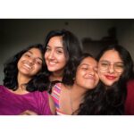 Ashnoor Kaur Instagram - Expectations v/s reality 👅😂 W/ my Veeres❤️ . . #MyVeeres #LoveThem #MyGang #GirlGang #FriendsLikeFamily
