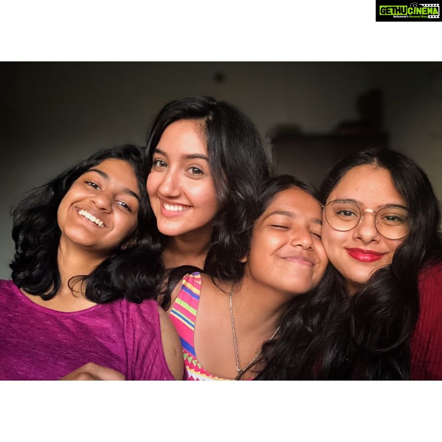 Ashnoor Kaur Instagram - Expectations v/s reality 👅😂 W/ my Veeres❤️ . . #MyVeeres #LoveThem #MyGang #GirlGang #FriendsLikeFamily