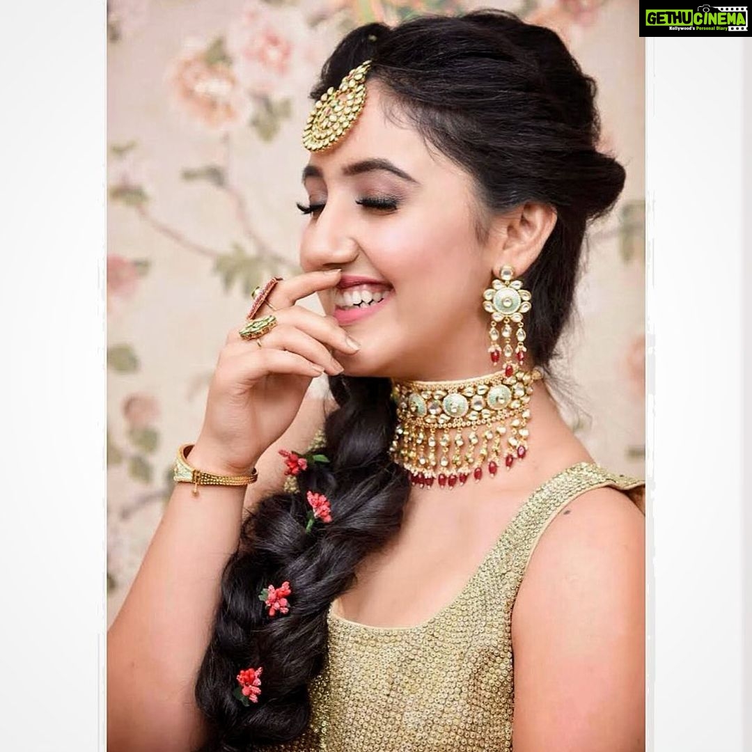Ashnoor Kaur Instagram - Have a vibe, no one else can replace✨❤️ . . #ashnoorstylediaries #ashnoorkaur #ethnicfashion #indianfashion #AshnoorXLabelMraar #smile #happyme #loveyourself