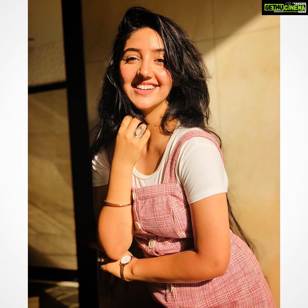 Ashnoor Kaur Instagram - You should know you’re beautiful JUST the way you are!❤️ . . #ashnoorstylediaries #sunkissed #smile #loveyourself #ashnoorkaur #happyme