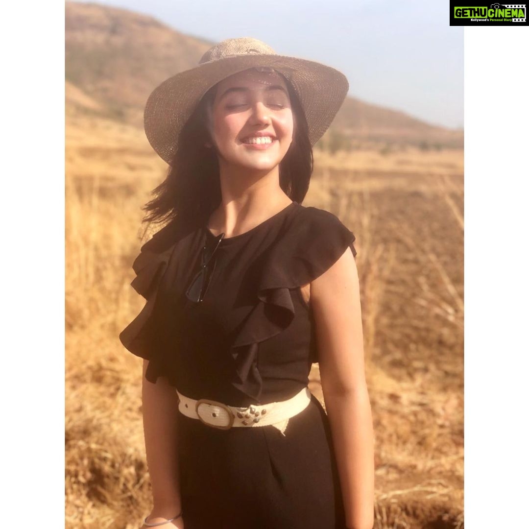 Ashnoor Kaur Instagram - What sunshine is to flowers, smiles are to humanity❤️