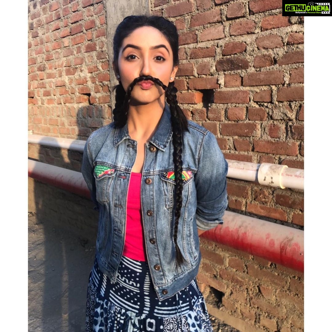 Ashnoor Kaur Instagram - Just being my normal goofy self!😁 Happy Sunday!! . . #goofyme #happyme #loveyourself #ashnoorstylediaries #ashnoorkaur #goofystyle #bts #betweentheshots