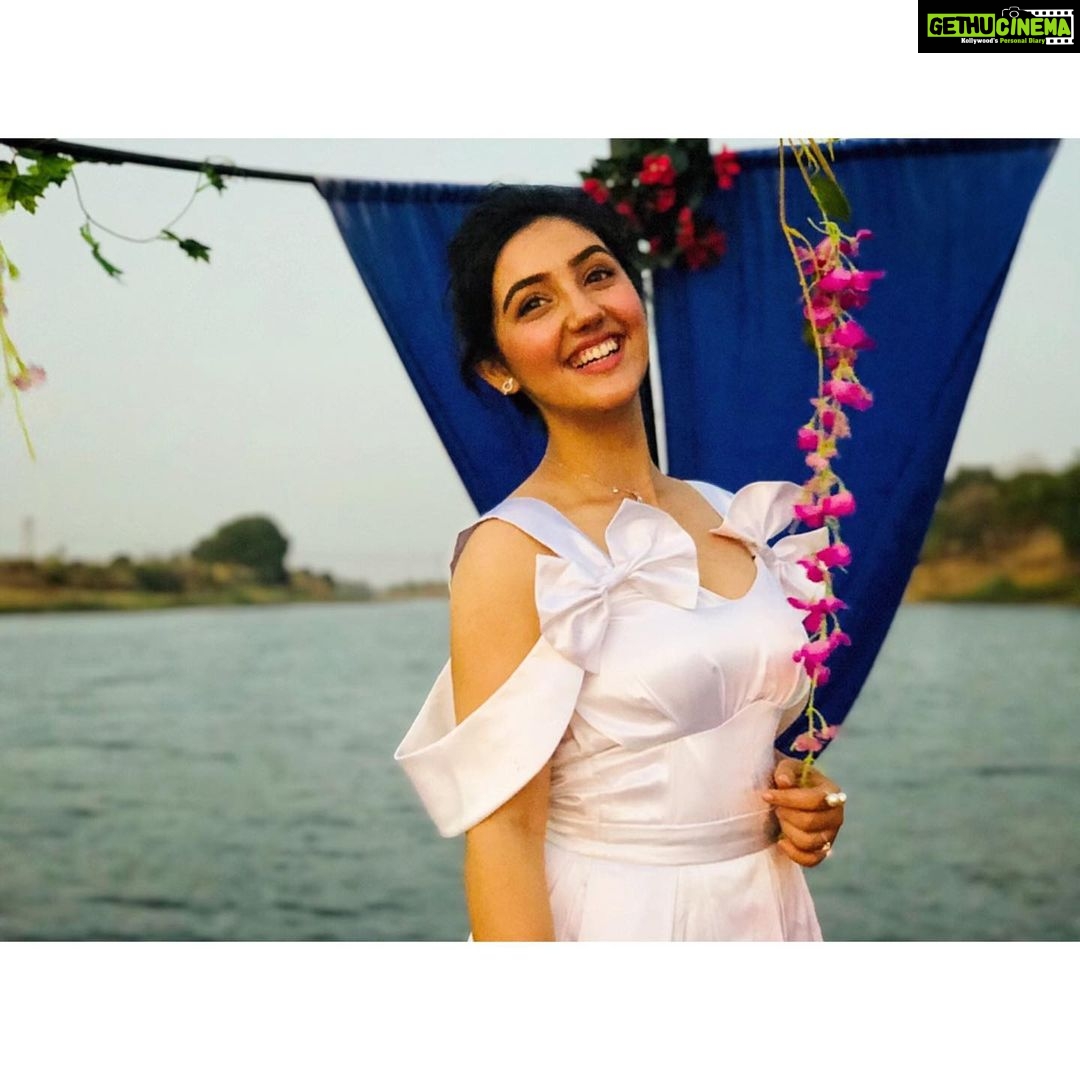 Ashnoor Kaur Instagram - हवाओं में बहेंगे घटाओं में रहेंगे तू बरखा मेरी मैं तेरा बादल पिया❤️