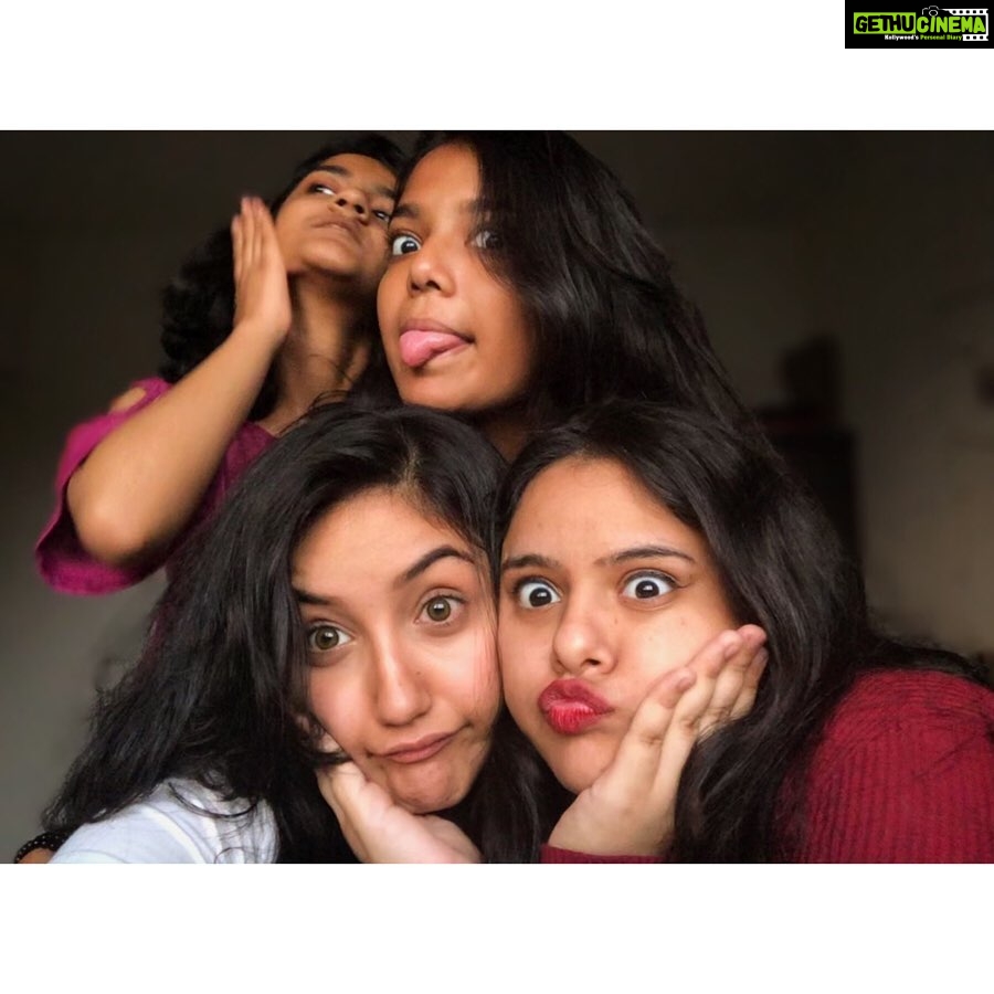 Ashnoor Kaur Instagram - Expectations v/s reality 👅😂 W/ my Veeres❤️ . . #MyVeeres #LoveThem #MyGang #GirlGang #FriendsLikeFamily