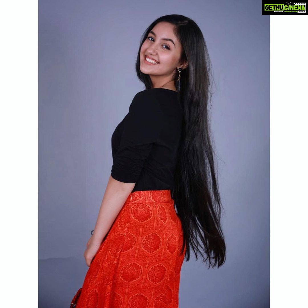Ashnoor Kaur Instagram - Palat, palat, PALAT!! Guess when was this picture clicked? It was from the first looktest of ‘Mini’🙈❤️ #PatialaBabes @sonytvofficial #ashnoorstylediaries #palat #indianfashion