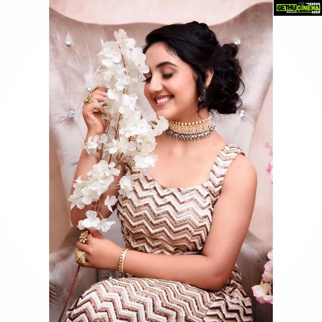 Ashnoor Kaur Instagram - #2M reasons to smile❤️ #MyAshnoorians #MyFam #2MStrong #2MFam #Ashnoor2M