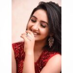 Ashnoor Kaur Instagram - 1 or 2? . . #ashnoorstylediaries #AshnoorXLabelMraar #laugh #wink