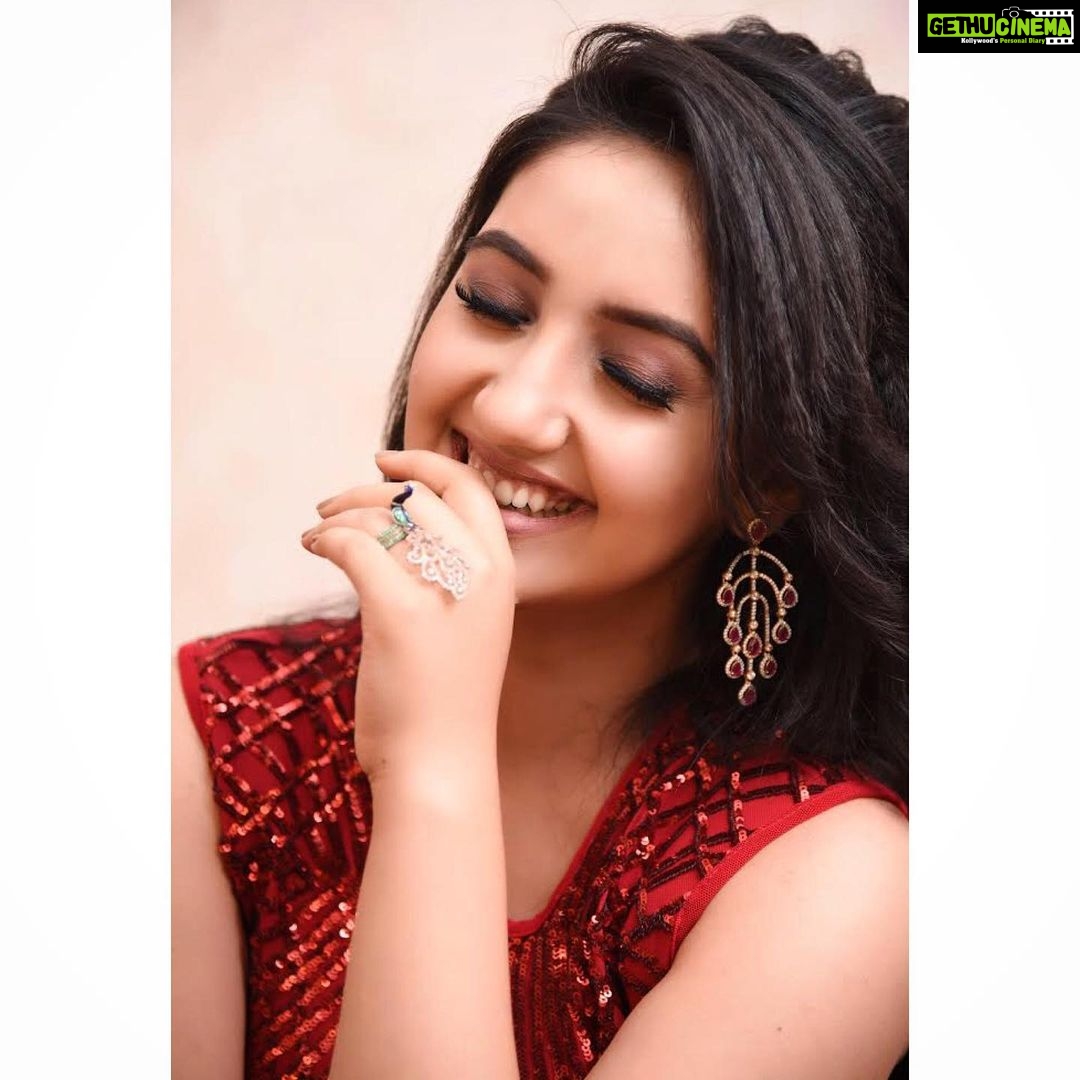 Ashnoor Kaur Instagram - 1 or 2? . . #ashnoorstylediaries #AshnoorXLabelMraar #laugh #wink