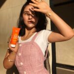 Ashnoor Kaur Instagram - Summer season; sun burns, pollution effects, tanning... Nahhh! Not if you use a sunscreen! An essential for summers!! So here’s sharing my go to sunscreen this summer, from @thebeautycoindia 😍Used it for a while now, and totally loving it! . . Which city are you currently in? I’m in Delhi! . #summerseason #tanrescue #thebeautyco #sunscreen #productreview #lovingit