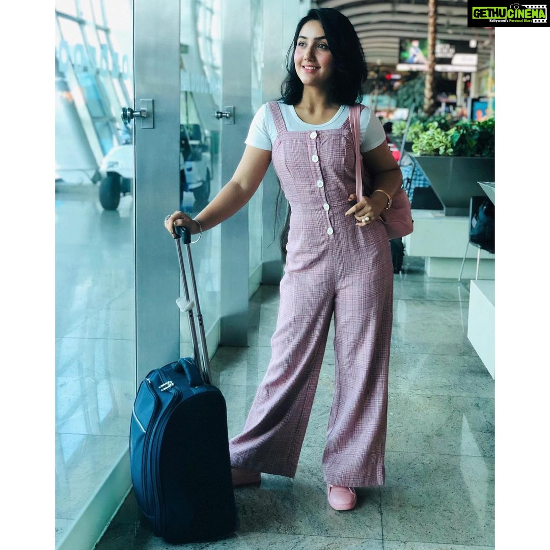 Ashnoor Kaur Instagram - #AirportLook Bom✈️Delhi . . Outfit by - @periwinkley_shop Styled by - @shrishtimunka 📸 by - @gurmeetsingh0911 #MyAirportLook #ashnoorstylediaries #AirportFashion #airportoutfit #airportstyle #travel #traveljunkie Mumbai Airport