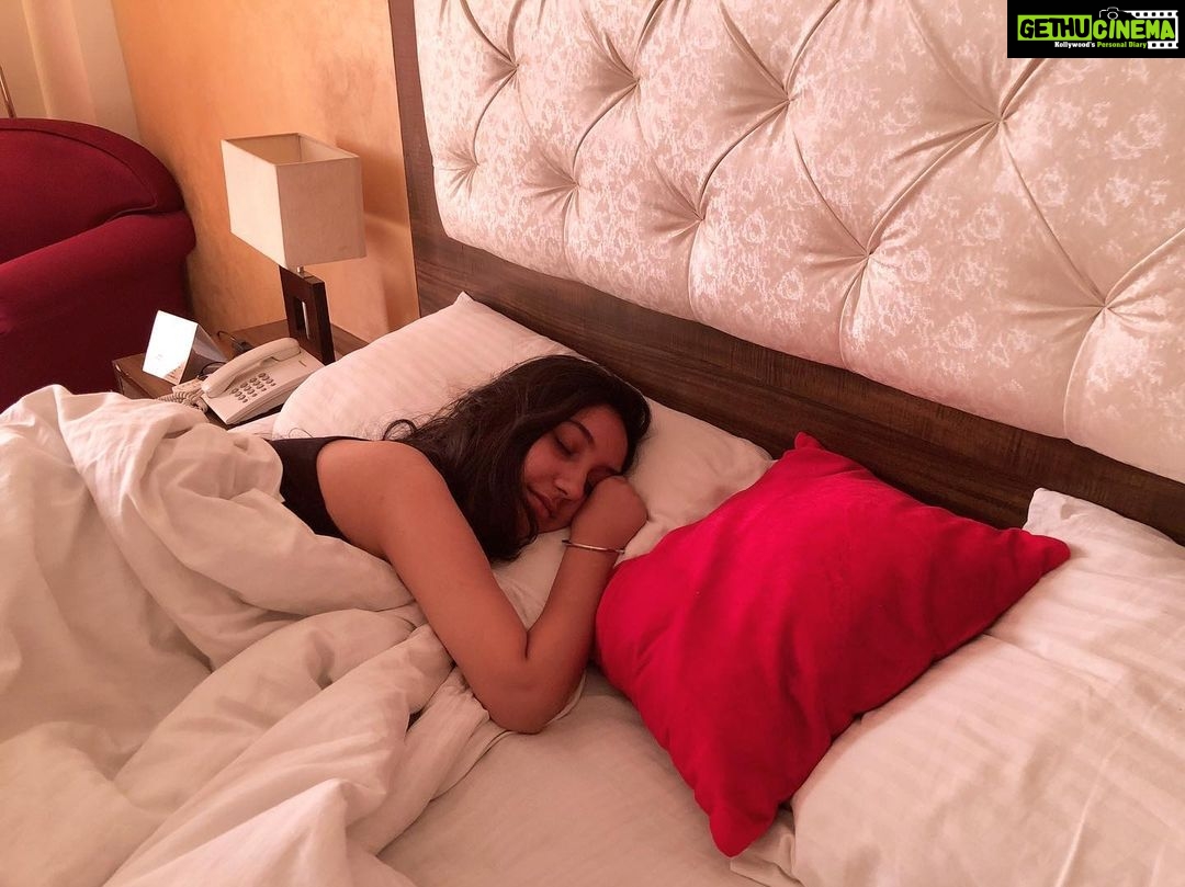 Ashnoor Kaur Instagram - Can I please sleep moreeee? #MorningFeels #NotAMorningPerson