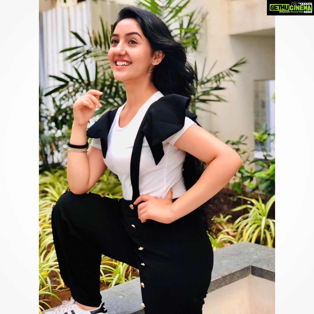 Ashnoor Kaur Instagram - A smile. A world of optimism and hope. A ‘you can do it’ when things are tough✨❤️ 📸 @jannatzubair29 #positivity #goodmorning #goodthoughts #positivethoughts