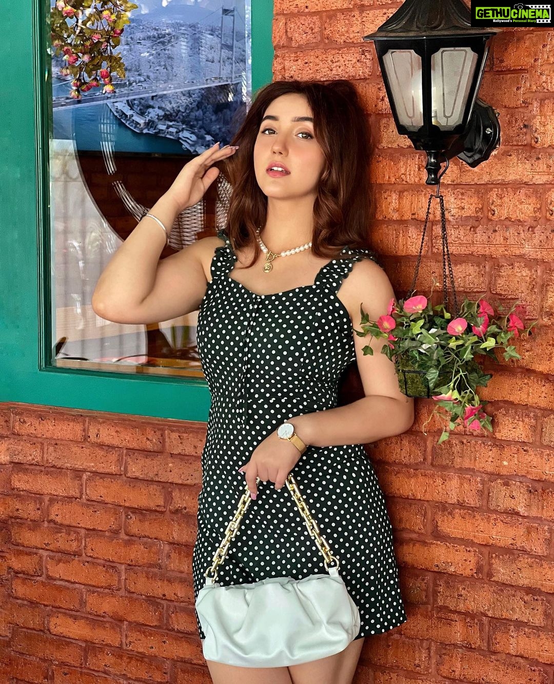 Ashnoor Kaur Instagram - And everybody’s watchin’ her, but she’s looking at?👀🤍