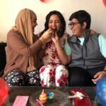 Ashnoor Kaur Instagram - These people are a blessing❤️ @i_aleefakhan , my #SisterFromAnotherMother isn’t here on my birthday this time, she’s going to her hometown, so she came to surprise me yesterday🙈 Came home at 6:30, might have got up around 5:30 which is a BIGGG thing for her because she isn’t not a morning person AT ALL! And @positive_minds_confident_souls came home directly from the airport, up for 26 hours straight😌❤️ They decorated the house, got cupcakes (Because they know I can’t have an entire cake😂), we also played Holi with the cupcakes’ cream, joked, laughed, pulled each other’s leg, and had a ‘best friends’ time❤️ I couldn’t ask for a better time, better besties, ever, I literally mean, ever! Loveee them❤️❤️❤️ #blessedtohavethem #besties #friendslikefamily #birthdaysoon #CelebrationInAdvance #ashnoorkaur