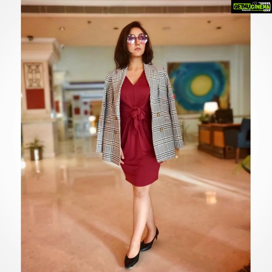 Ashnoor Kaur Instagram - Same old style combinations & shirt pairings? Naa…Not anymore! This summer, I am excited to #RethinkwithMandS @marksandspencerindia 💞 #MandS #ashnoorkaur #ashnoorstylediaries #rethinkformals #fashion #TeenFashion #formaldresses #formalfashion