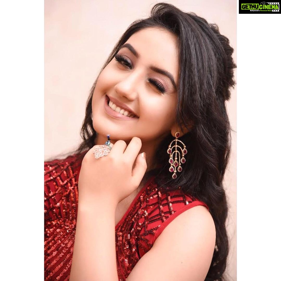 Ashnoor Kaur Instagram - 1 or 2? . . #ashnoorstylediaries #AshnoorXLabelMraar #laugh #wink